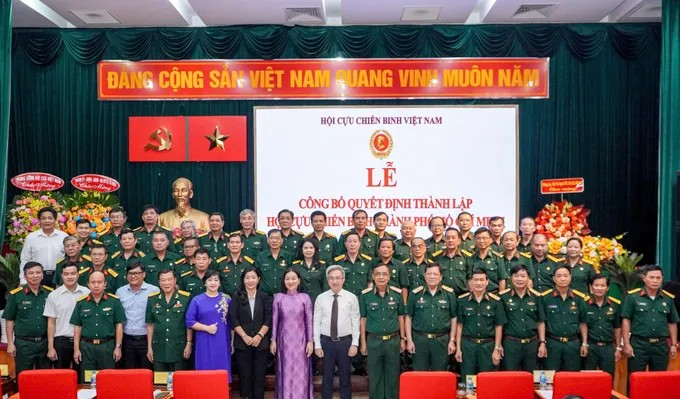 Lãnh đạo TPHCM chụp hình lưu niệm cùng Hội CCB TPHCM