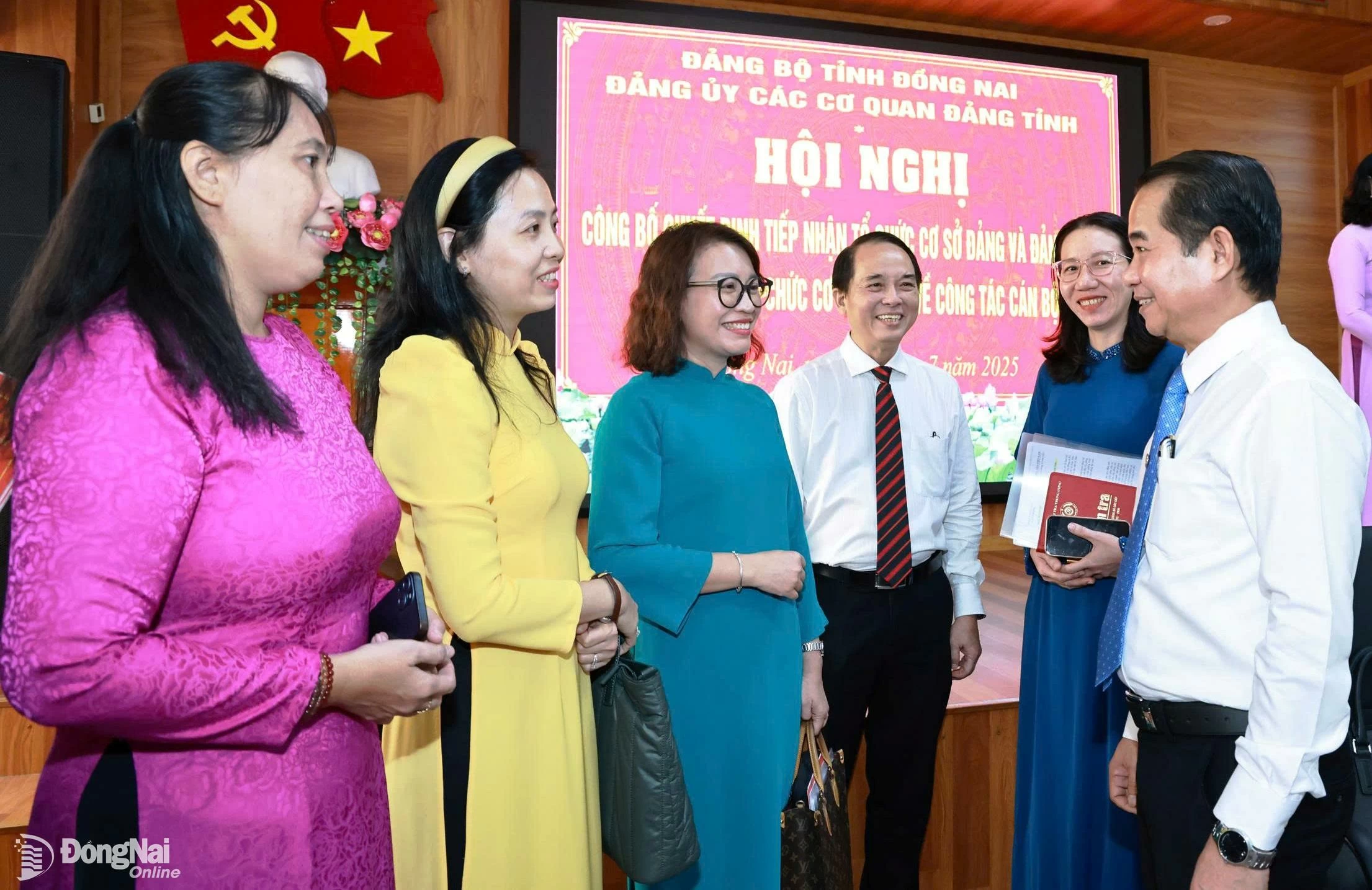 Đồng chí Thái Bảo, Phó Bí thư Tỉnh ủy, Bí thư Đảng ủy các cơ quan Đảng tỉnh trao đổi với lãnh đạo các cơ quan thuộc Đảng bộ các cơ quan Đảng tỉnh sau hội nghị. Ảnh: Công Nghĩa  