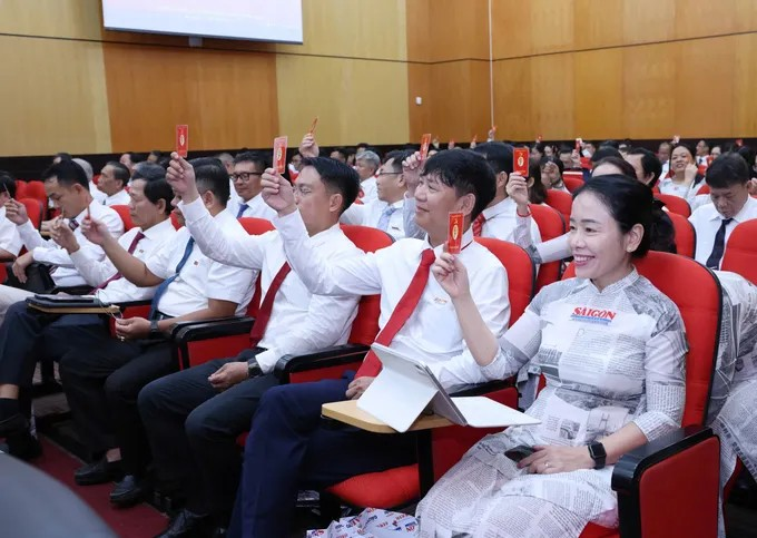Đại biểu biểu quyết thông qua chương trình đại hội. (Ảnh: SGGP)
