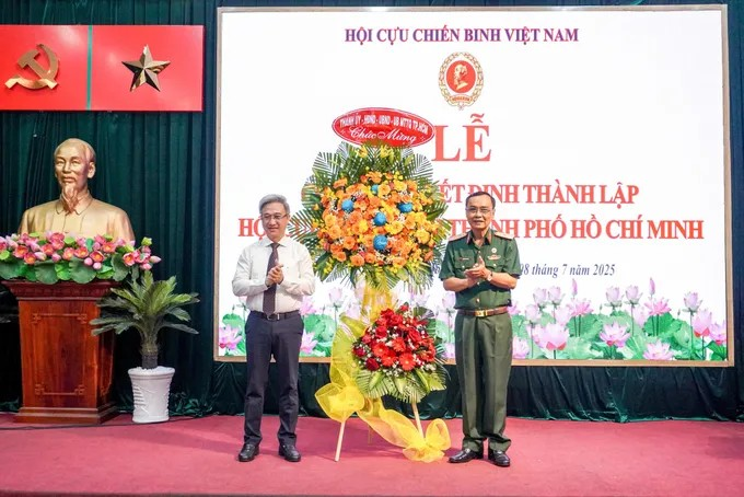 Phó Bí thư Thành ủy TPHCM Đặng Minh Thông tặng hoa chúc mừng Hội CCB TPHCM