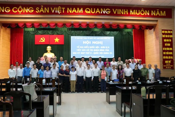 Cử tri quận Bình Tân chụp ảnh lưu niệm cùng tổ ĐBQH đơn vị 6 và lãnh đạo quận Bình Tân