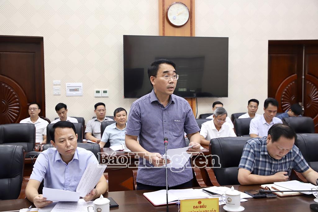 Đại diện Ban Quản lý dự án đầu tư xây dựng số 01 báo cáo tại phiên họp