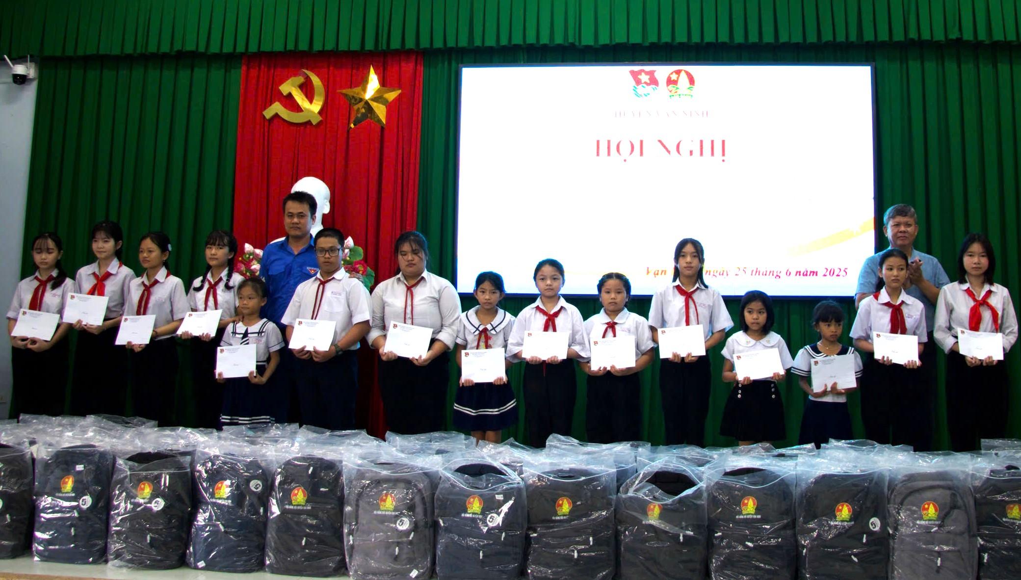 Trao tặng học bổng “Thắp sáng ước mơ” cho các em học sinh.