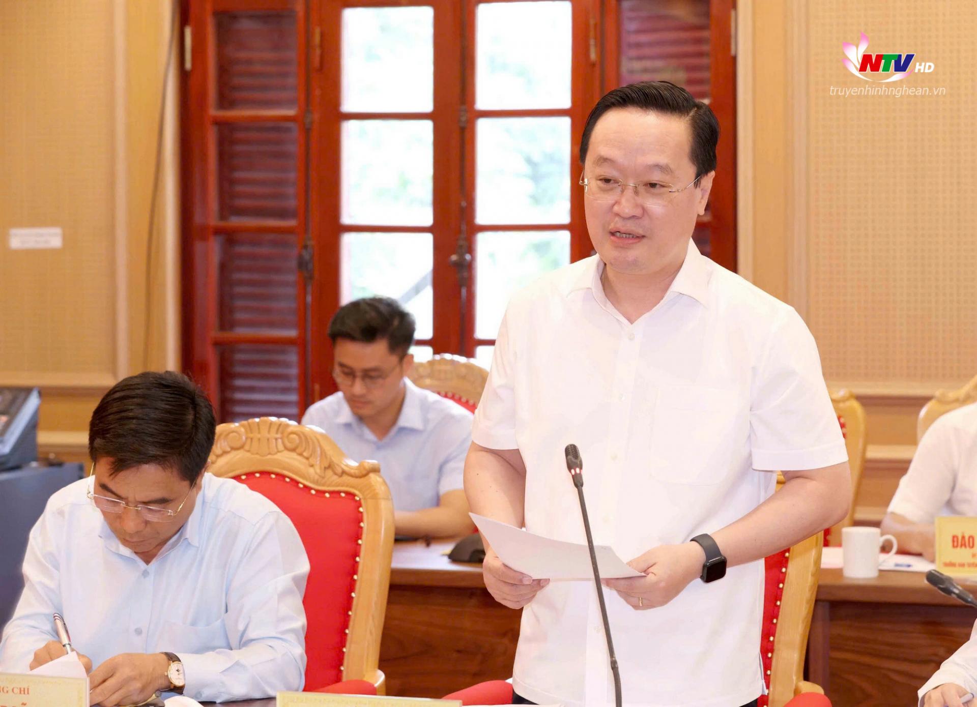 Đồng chí Nguyễn Đức Trung - Bí thư Tỉnh ủy Nghệ An phát biểu tại buổi làm việc. 