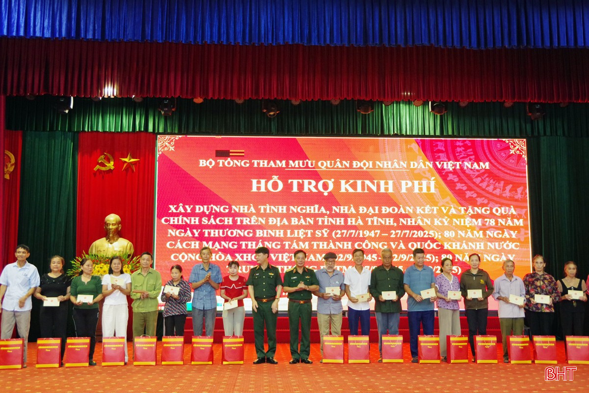 Thiếu tướng Hoàng Duy Chiến - Phó Tư lệnh Quân khu 4 và đại biểu trao quà hỗ trợ cho các gia đình. bqbht_br_2.jpg