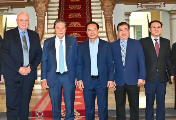 Các đại biểu chụp ảnh lưu niệm. (Ảnh: SGGP)