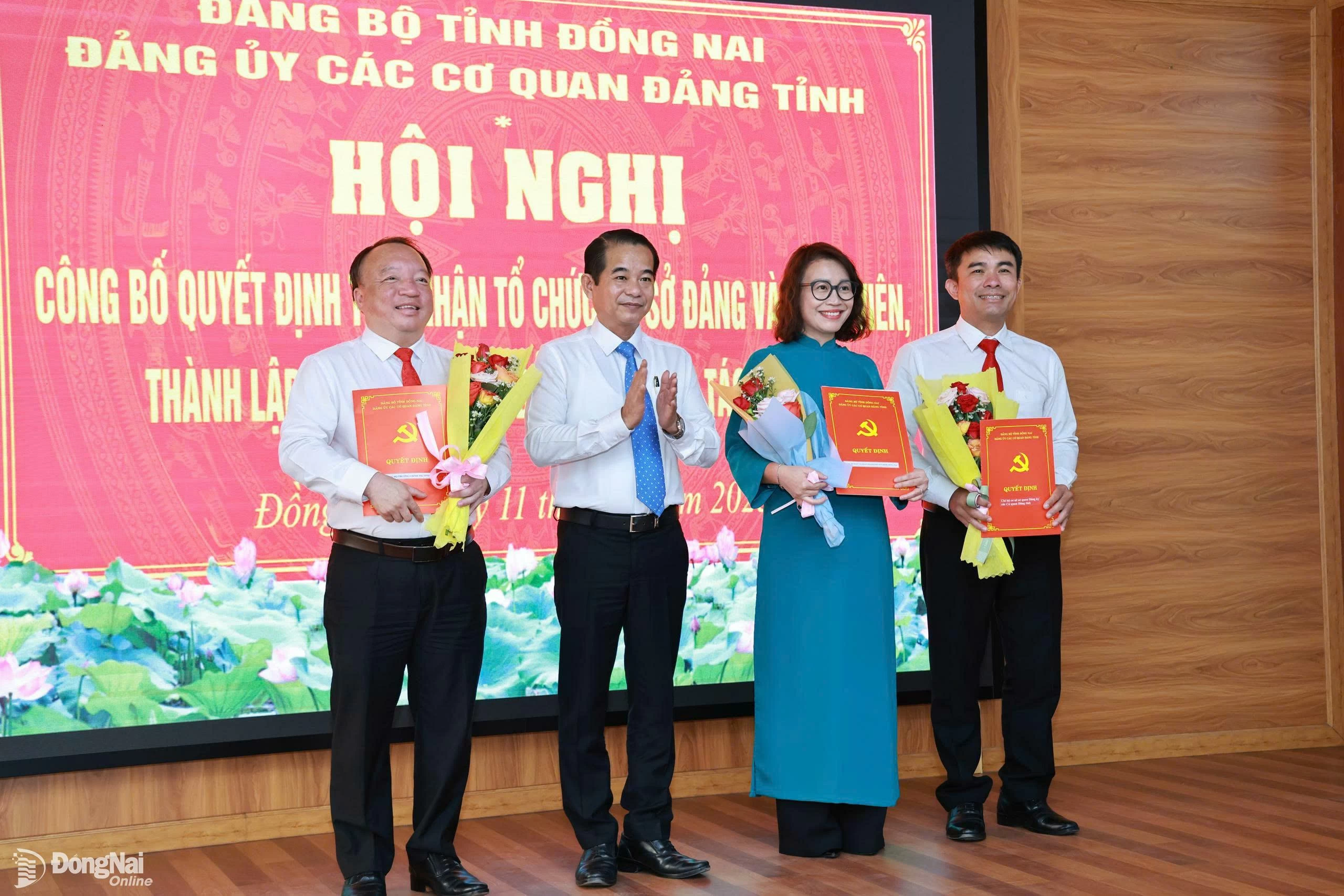 Đồng chí Thái Bảo, Phó Bí thư Tỉnh ủy, Bí thư Đảng ủy các cơ quan Đảng tỉnh trao quyết định thành lập các tổ chức Đảng cơ sở trực thuộc. Ảnh: Công Nghĩa  
