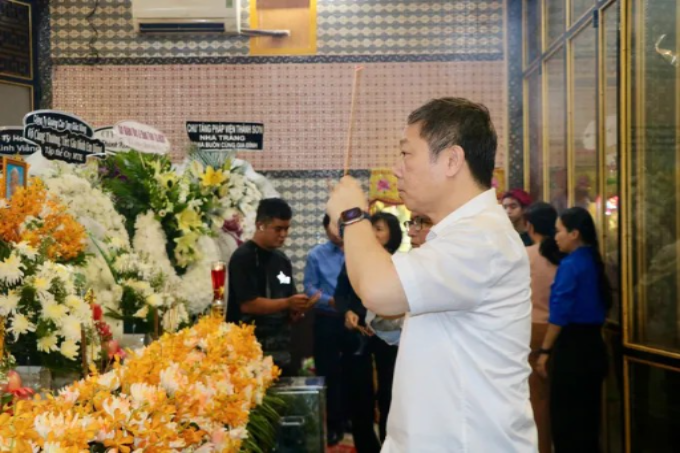 Phó Trưởng Ban Thường trực Ban Tuyên giáo và Dân vận Thành ủy TPHCM Dương Anh Đức thắp nén hương tiễn biệt các nạn nhân trong vụ cháy