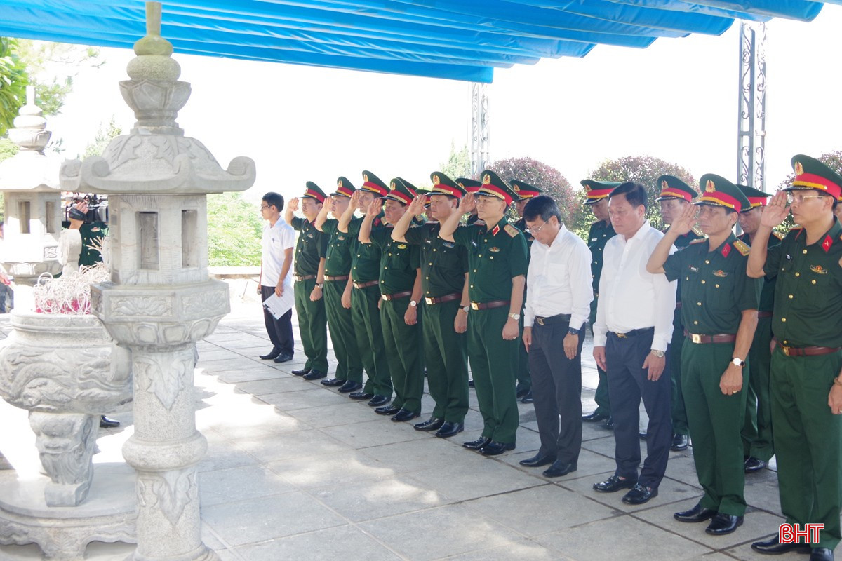 Đoàn dâng hương tại Khu mộ cố Tổng Bí thư Trần Phú... bqbht_br_4.jpg