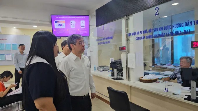 Đồng chí Nguyễn Phước Lộc giám sát, theo dõi việc vận hành thử nghiệm chính quyền cấp xã tại UBND phường Diên Hồng