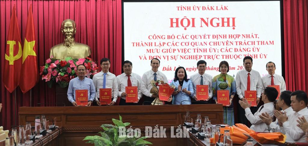 Phó Bí thư Thường trực Tỉnh ủy, Chủ tịch HĐND tỉnh Cao Thị Hòa An trao các quyết định cho Văn phòng Tỉnh ủy.