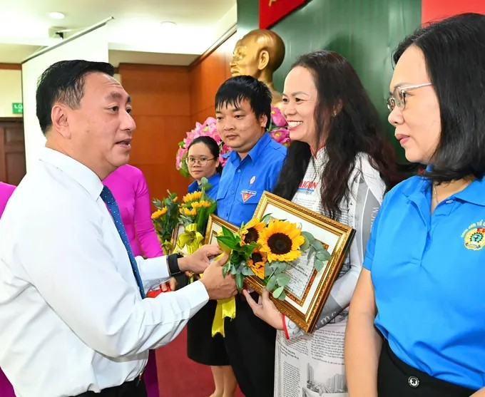 Phó Chủ tịch Thường trực HĐND TPHCM Phạm Thành Kiên tặng giấy khen đến các tập thể điển hình học và làm theo Bác năm 2025; trong đó có Công đoàn cơ sở Báo Sài Gòn Giải Phóng. (Ảnh: SGGP)