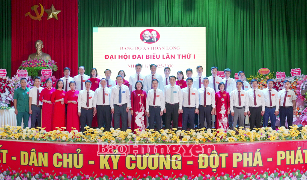 Các đại biểu chụp ảnh lưu niệm cùng BCH Đảng bộ xã Hoàn Long khóa I, nhiệm kỳ 2025 - 2030