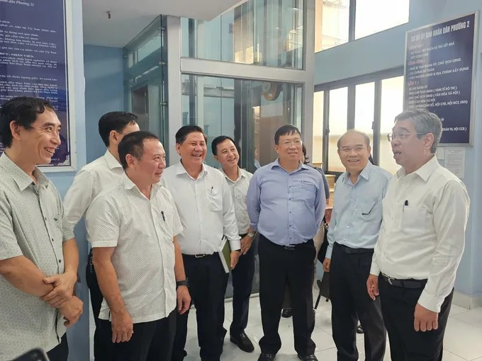 Đoàn công tác khảo sát tại phường Vườn Lài