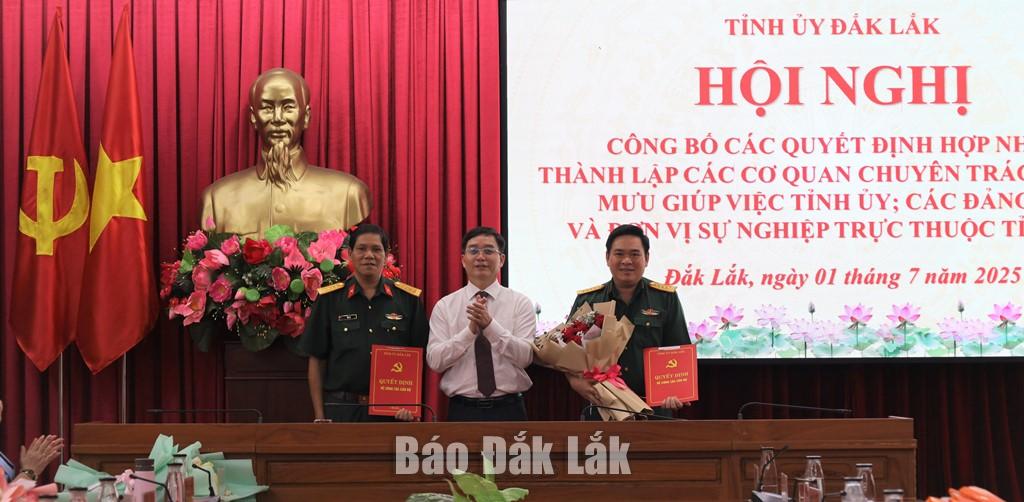 Ủy viên Trung ương Đảng, Bí thư Tỉnh ủy Nguyễn Đình Trung trao các quyết định cho Đảng ủy Quân sự tỉnh.
