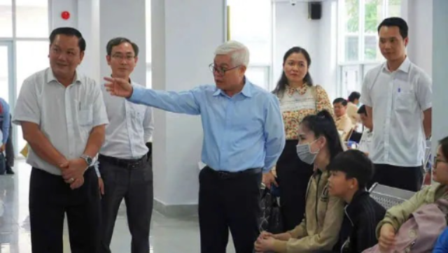 Trưởng Đoàn Đại biểu Quốc hội TPHCM Nguyễn Văn Lợi và đoàn công tác khảo sát tại Trung tâm Phục vụ hành chính công phường Phú Mỹ