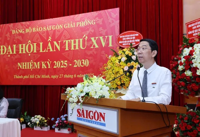Bí thư Đảng ủy Báo SGGP Nguyễn Thành Lợi báo cáo tại đại hội. (Ảnh: SGGP)