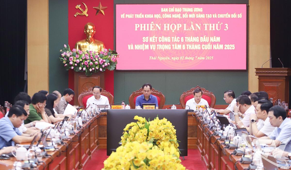 Các đồng chí lãnh đạo tỉnh và đại biểu dự Hội nghị tại điểm cầu Thái Nguyên.