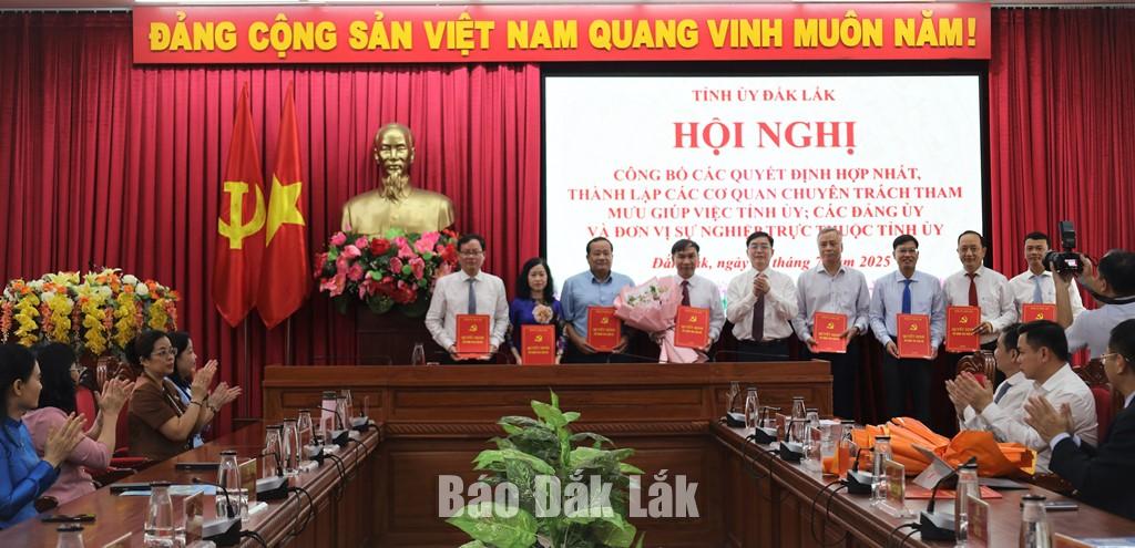 Ủy viên Trung ương Đảng, Bí thư Tỉnh ủy Nguyễn Đình Trung trao các quyết định cho Ban Nội chính Tỉnh ủy