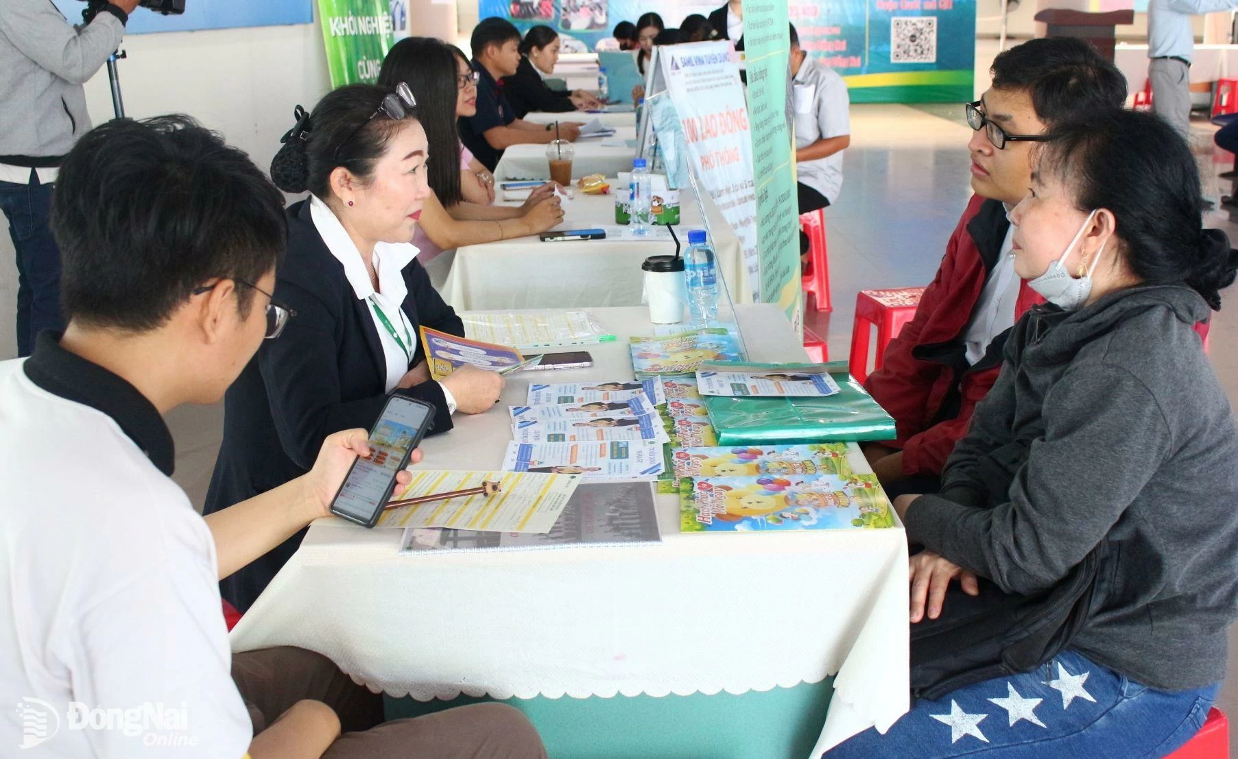 Người lao động tham gia phỏng vấn tìm việc tại Trung tâm Dịch vụ việc làm Đồng Nai. Ảnh: N.Hòa