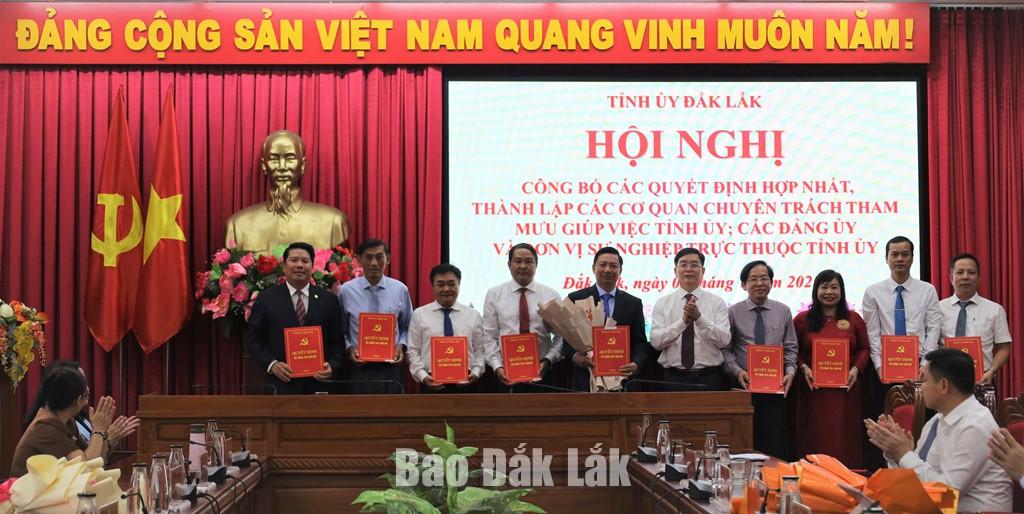 Ủy viên Trung ương Đảng, Bí thư Tỉnh ủy Nguyễn Đình Trung trao các quyết định cho Ban Tổ chức Tỉnh ủy.