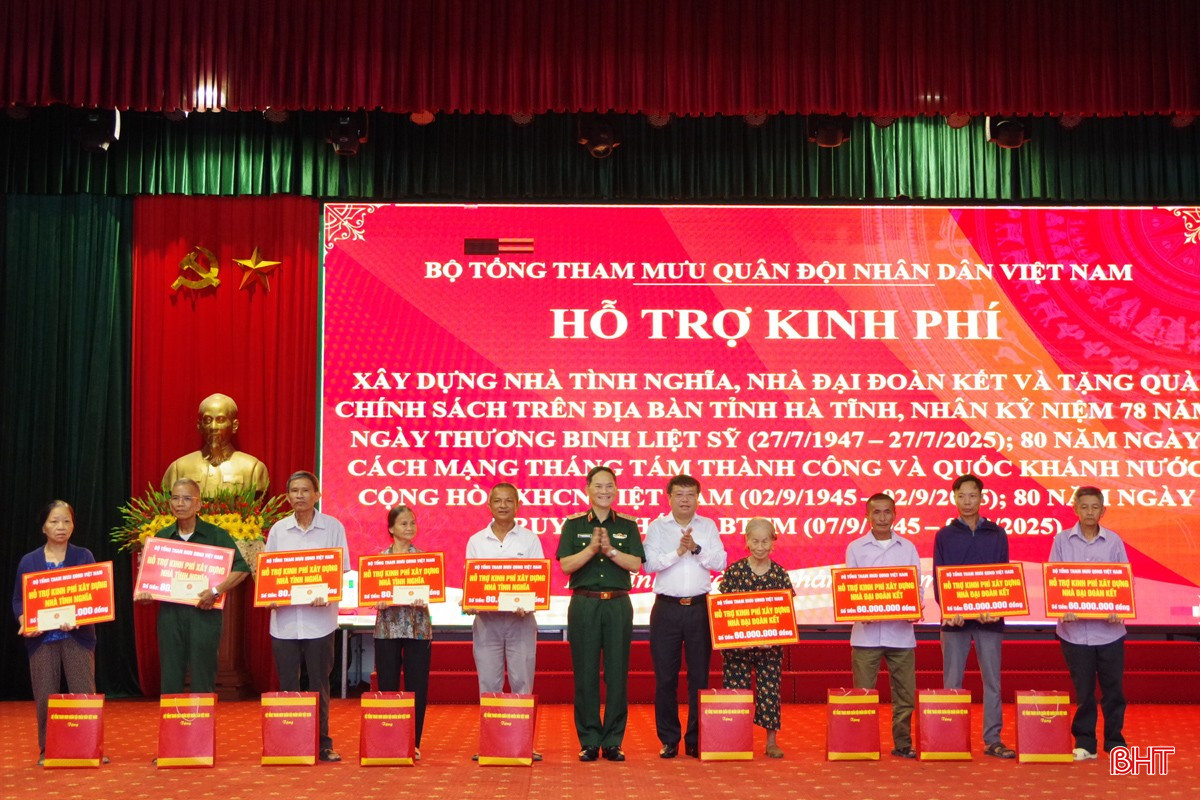 Trung tướng Phạm Trường Sơn - Phó Tổng Tham mưu trưởng và Phó Chủ tịch UBND tỉnh Hà Tĩnh Dương Tất Thắng trao hỗ trợ xây nhà ở. bqbht_br_1.jpg