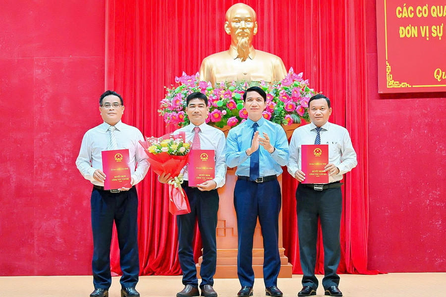Đồng chí Nguyễn Ngọc Lương - Phó Bí thư Tỉnh ủy, Chủ tịch Ủy ban MTTQ Việt Nam tỉnh, trao quyết định điều động, bổ nhiệm các đồng chí lãnh đạo Trường Cao đẳng Kỹ thuật Công nghệ Quy Nhơn. Ảnh: Đức Thụy 8.jpg
