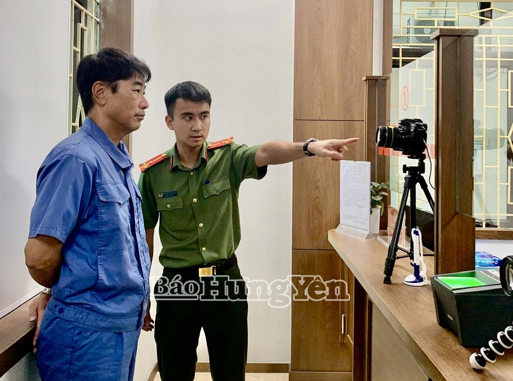 Cán bộ hướng dẫn người nước ngoài làm thủ tục định danh mức độ 2