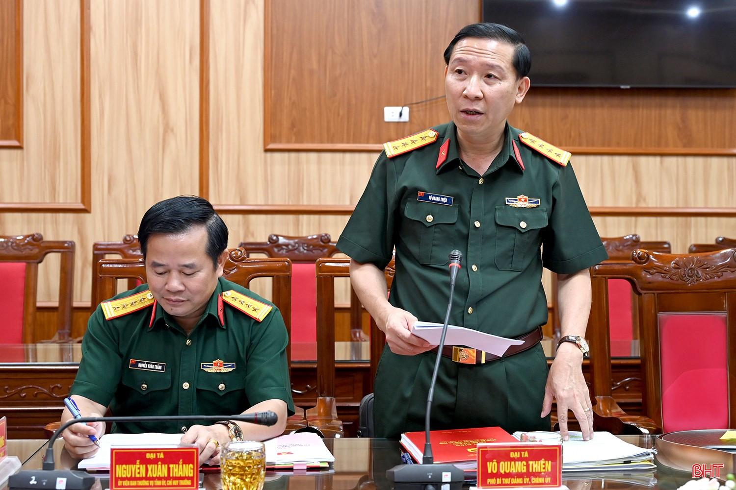 Đại tá Võ Quang Thiện - Phó Bí thư Đảng ủy, Chính ủy Bộ CHQS tỉnh Hà Tĩnh báo cáo công tác chuẩn bị đại hội. bqbht_br_dsc-8132-cxopy.jpg