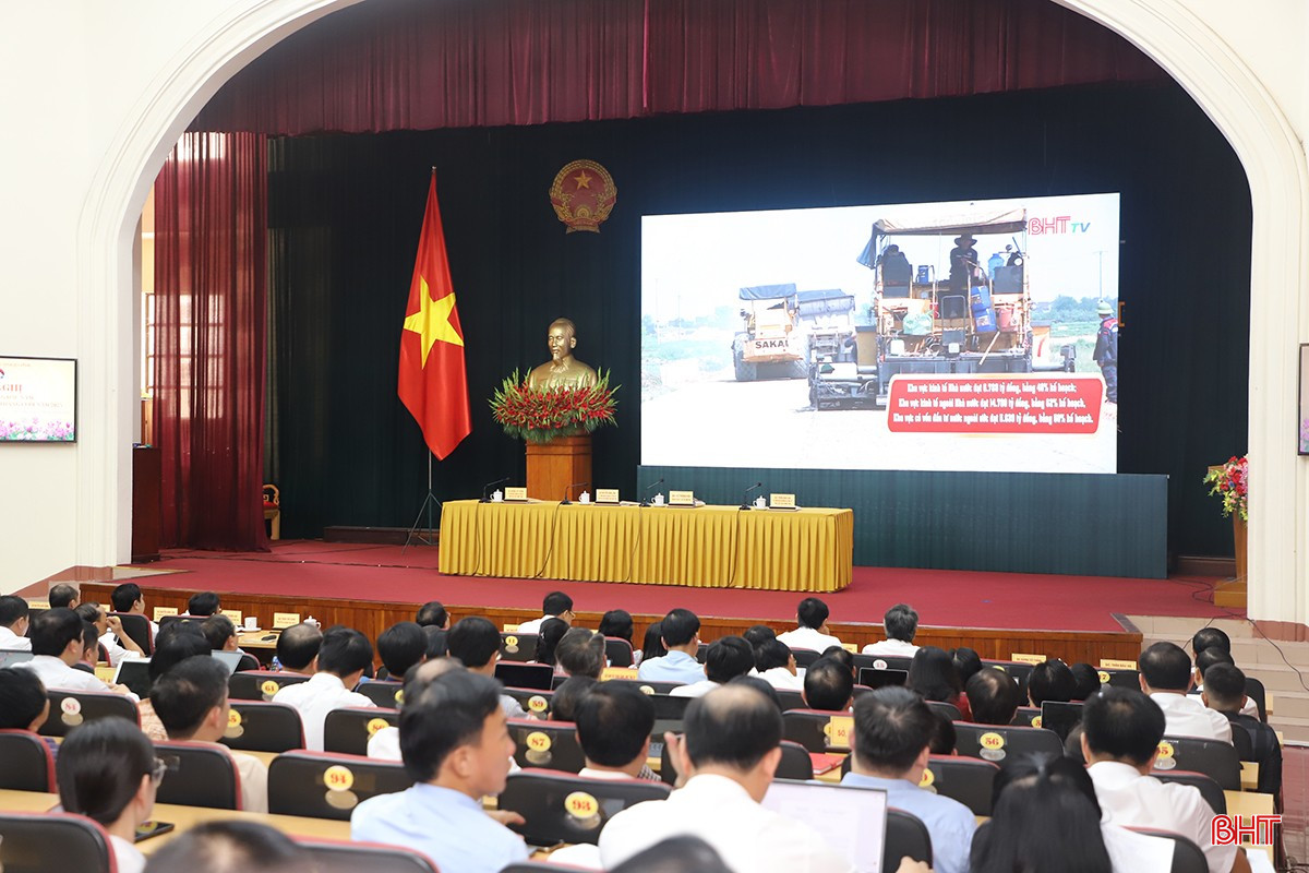 Đại biểu theo dõi phóng sự về kết quả phát triển KT-XH 6 tháng đầu năm 2025. bqbht_br_8.jpg