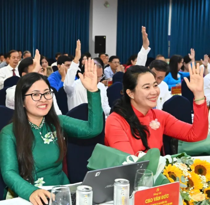 Các đại biểu thông qua tờ trình. (Ảnh: SGGP)