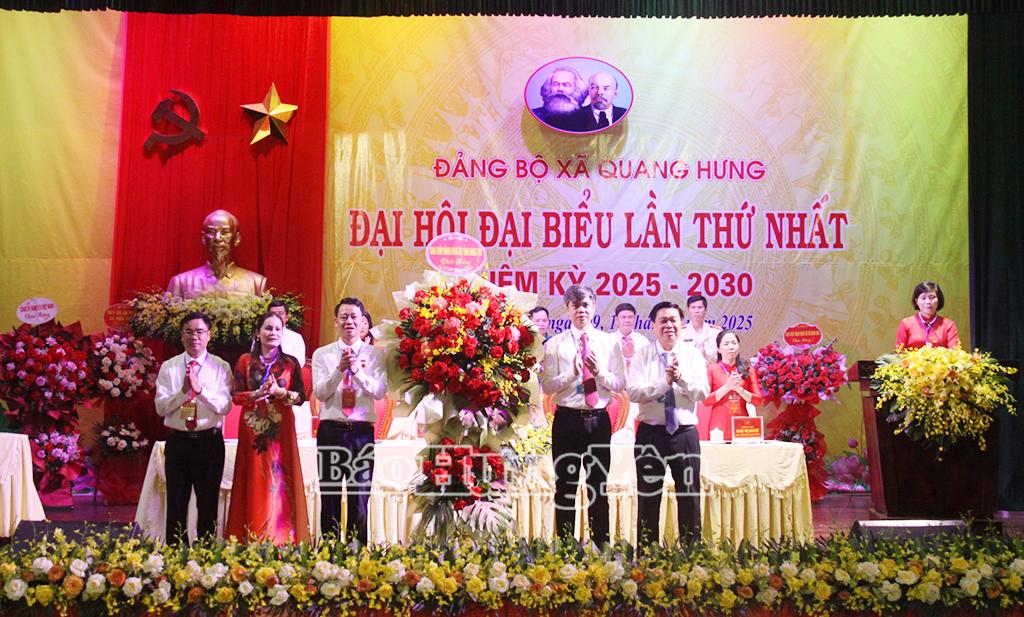 Các đồng chí lãnh đạo tỉnh tặng hoa chúc mừng đại hội