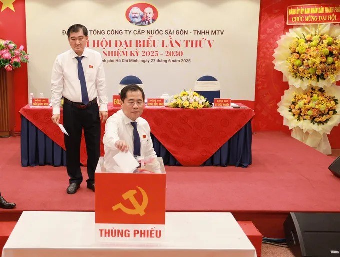 Đại biểu bỏ phiếu bầu tại đại hội