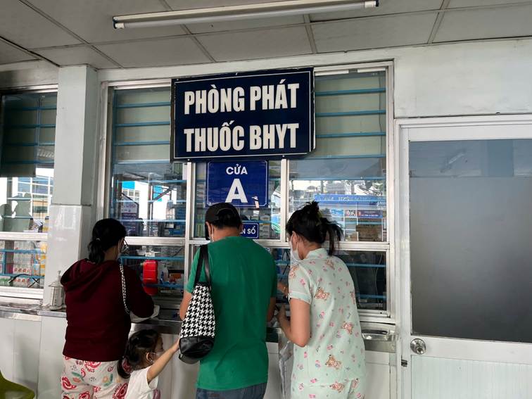 Người bệnh tự mua thuốc, thiết bị y tế được BHYT thanh toán như thế nào?- Ảnh 1.