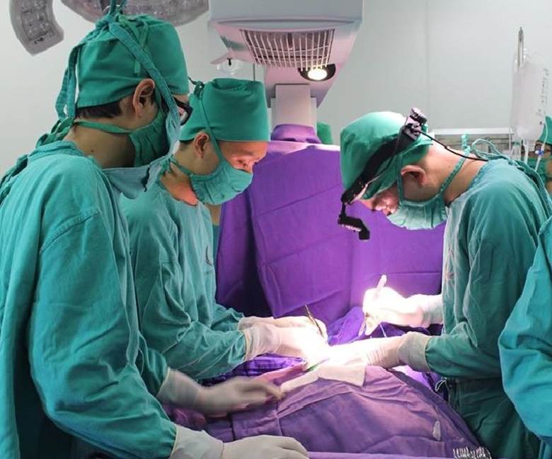 Bị bỏng điện nặng, bé gái dân tộc suýt bị tháo bỏ ngón tay- Ảnh 1.