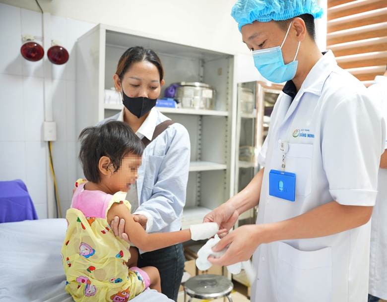 Bị bỏng điện nặng, bé gái dân tộc suýt bị tháo bỏ ngón tay- Ảnh 2.