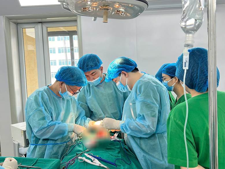 Cắt khối u hiếm gặp, cứu bệnh nhân suy tim độ III, phải ngủ ngồi- Ảnh 1.