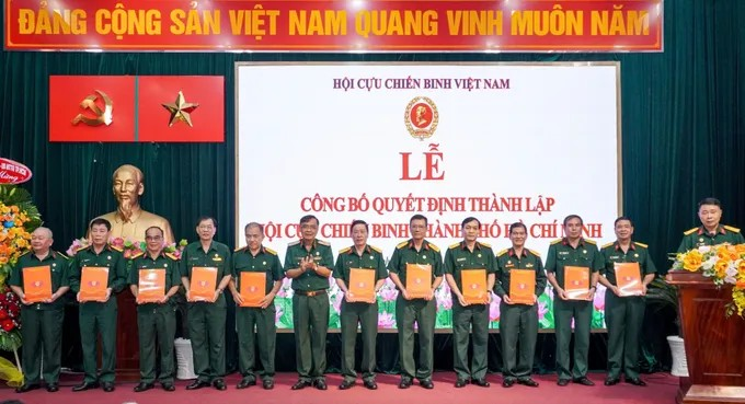Chủ tịch Hội CCB TPHCM Nguyễn Minh Hoàng trao quyết định đến các thành viên