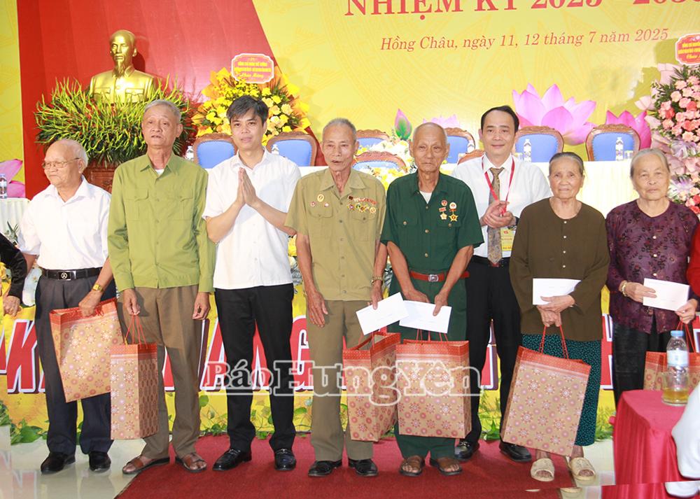 Các đại biểu tặng quà gia đình chính sách, hộ nghèo tại địa phương