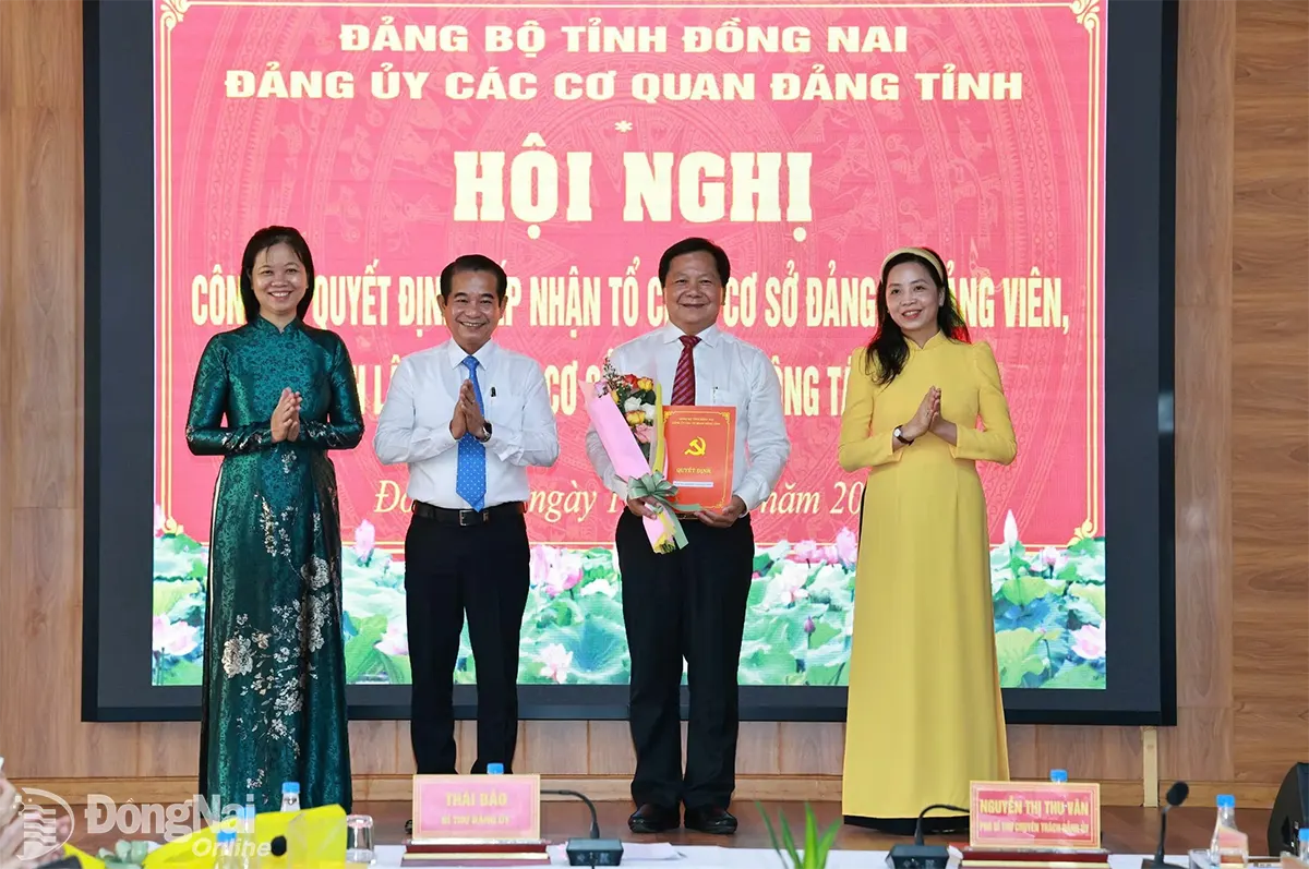 Đồng chí Thái Bảo trao quyết định thành lập Đảng bộ HĐND tỉnh. Ảnh: Công Nghĩa  