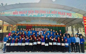 Đoàn Thanh niên VPCP trao tặng quà cho học sinh khó khăn tại Cao Bằng