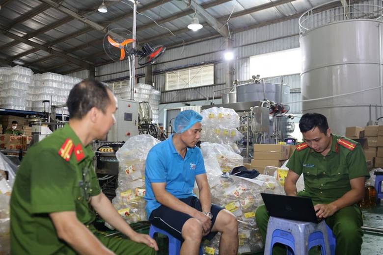 Vụ biến dầu ăn chăn nuôi thành dầu ăn cho người: Khởi tố vụ án, khởi tố bị can với 3 đối tượng- Ảnh 1.