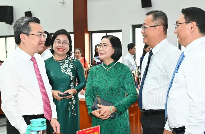 Đồng chí Nguyễn Thanh Nghị gặp gỡ nguyên lãnh đạo quận 11 qua các thời kỳ và lãnh đạo đương nhiệm. (Ảnh: SGGP)
