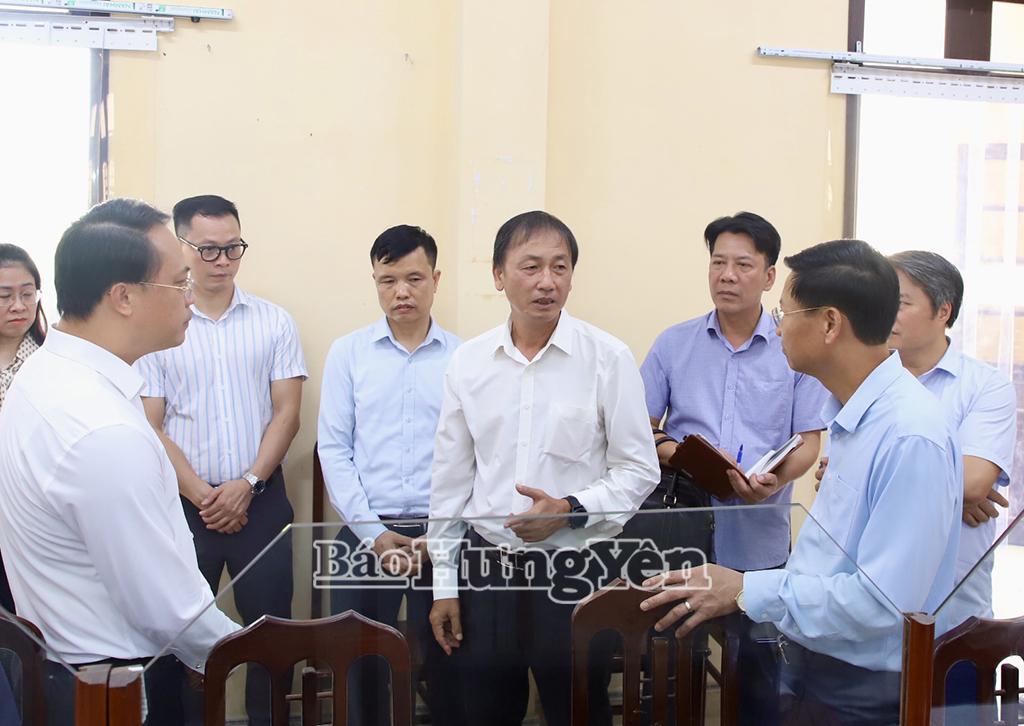 Phó Chủ tịch UBND tỉnh Nguyễn Hùng Nam kiểm tra hoạt động của Trung tâm Phục vụ hành chính công xã A Sào