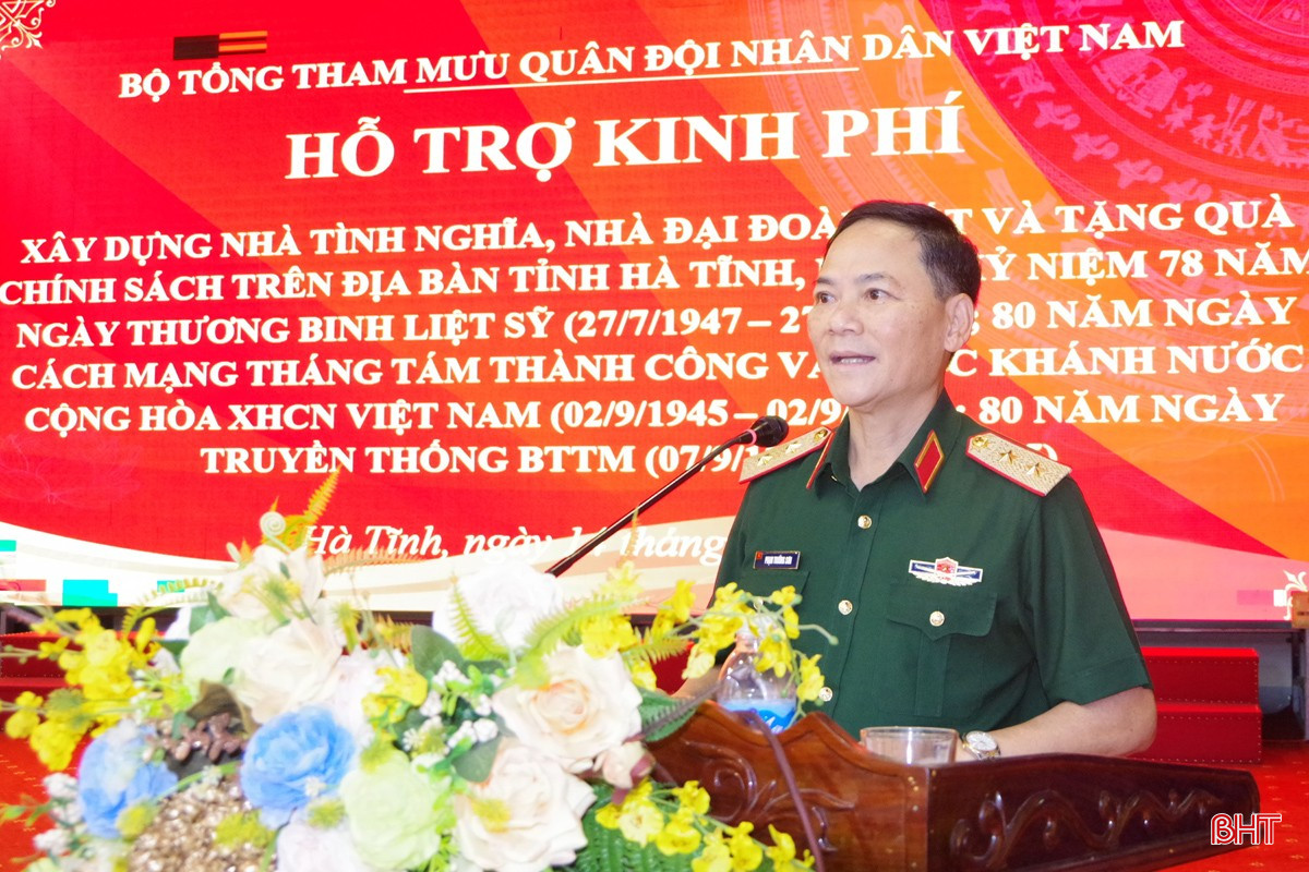 Trung tướng Phạm Trường Sơn phát biểu tại buổi trao quà. bqbht_br_3.jpg