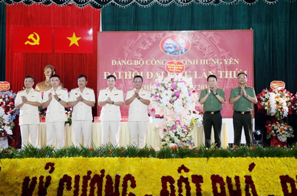 Đồng chí Đại tướng Lương Tam Quang, Uỷ viên Bộ Chính trị, Bí thư Đảng uỷ Công an Trung ương, Bộ trưởng Bộ Công an; đồng chí Thượng tướng Phạm Thế Tùng, Uỷ viên Ban Thường vụ Đảng uỷ Công an Trung ương, Thứ trưởng Bộ Công an tặng hoa chúc mừng Đại hội.
