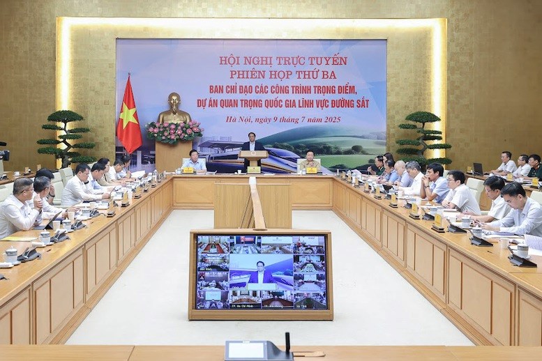 Thủ tướng Phạm Minh Chính yêu cầu đồng loạt tổ chức khởi công các dự án giải phóng mặt bằng cho đường sắt tốc độ cao Bắc – Nam và tuyến đường sắt Lào Cai - Hà Nội - Hải Phòng vào 19/8/2025 và hoàn thành trong năm 2026. (Ảnh: VGP)