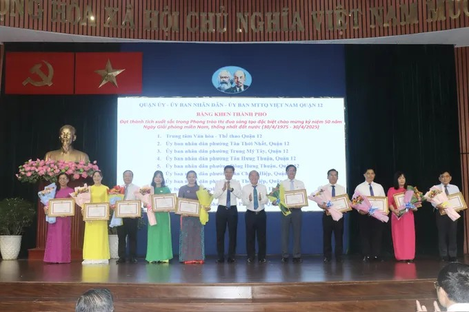 Các tập thể nhận Bằng khen của Chủ tịch UBND TPHCM vì đã có thành tích xuất sắc trong phong trào thi đua sáng tạo đặc biệt chào mừng Kỷ niệm 50 năm Ngày Giải phóng miền Nam, thống nhất đất nước (30/4/1975 – 30/4/2025)