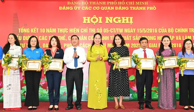 Đồng chí Phạm Thành Kiên và đồng chí Lê Thị Hồng Nga tặng giấy khen đến các tập thể điển hình học và làm theo Bác năm 2025. (Ảnh: SGGP)