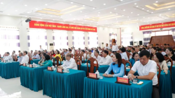 Các đại biểu dự buổi họp mặt